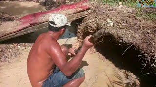 PEKERJA SKIL DEWA MENCARI EMAS DENGAN ALAT TRADISIONAL MENDULANG EMAS DI SUNGAI  GOLD MINER [upl. by Yenmor]